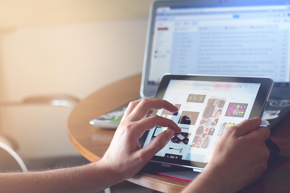 Revolusi Teknologi Digital di Era Industri 4.0: Dampak dan Peluang bagi Masyarakat Indonesia