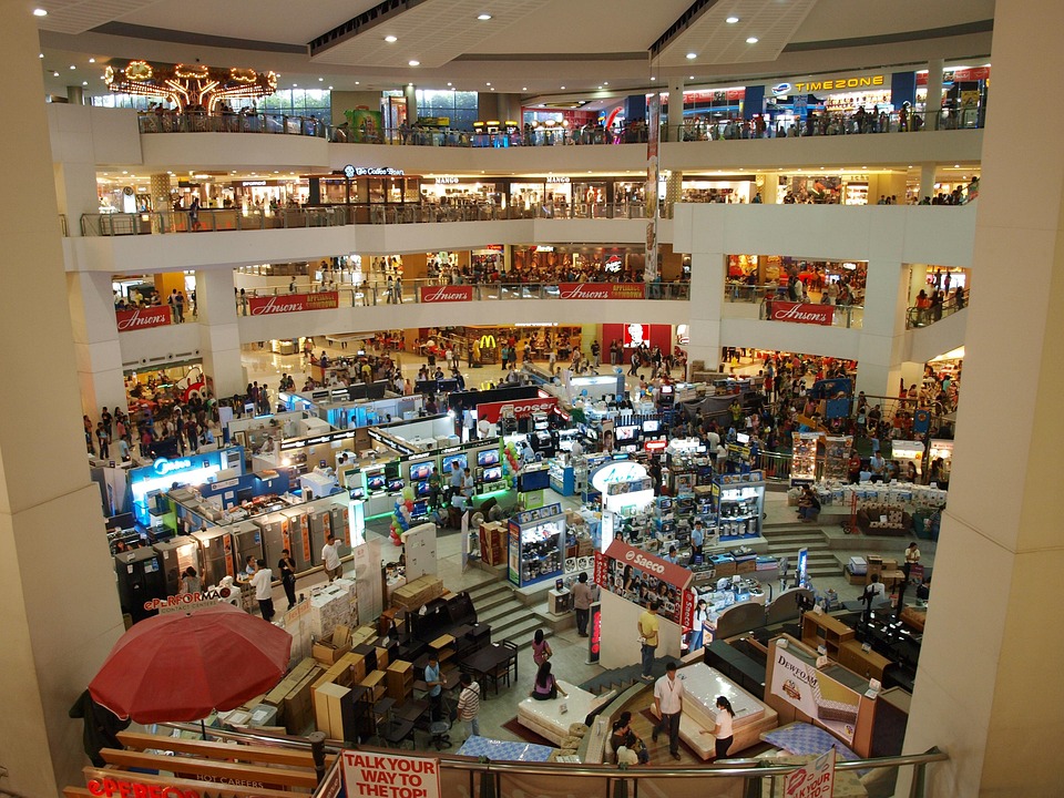Bisnis retail adalah bisnis yang menjual barang atau jasa langsung kepada konsumen akhir. Bisnis retail memiliki peran penting dalam perekonomian, karena menyediakan barang dan jasa yang dibutuhkan oleh masyarakat. Untuk sukses dalam bisnis retail, ada beberapa strategi yang dapat dilakukan, antara lain memilih lokasi yang strategis, menyediakan produk yang berkualitas, menawarkan harga yang kompetitif, memberikan pelayanan yang baik, dan melakukan promosi yang efektif.