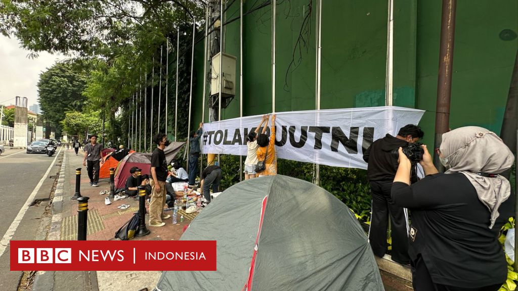 ‘Aksi piknik’ sekelompok anak muda yang masih menentang UU TNI di depan gerbang DPR ‘sampai menang’
