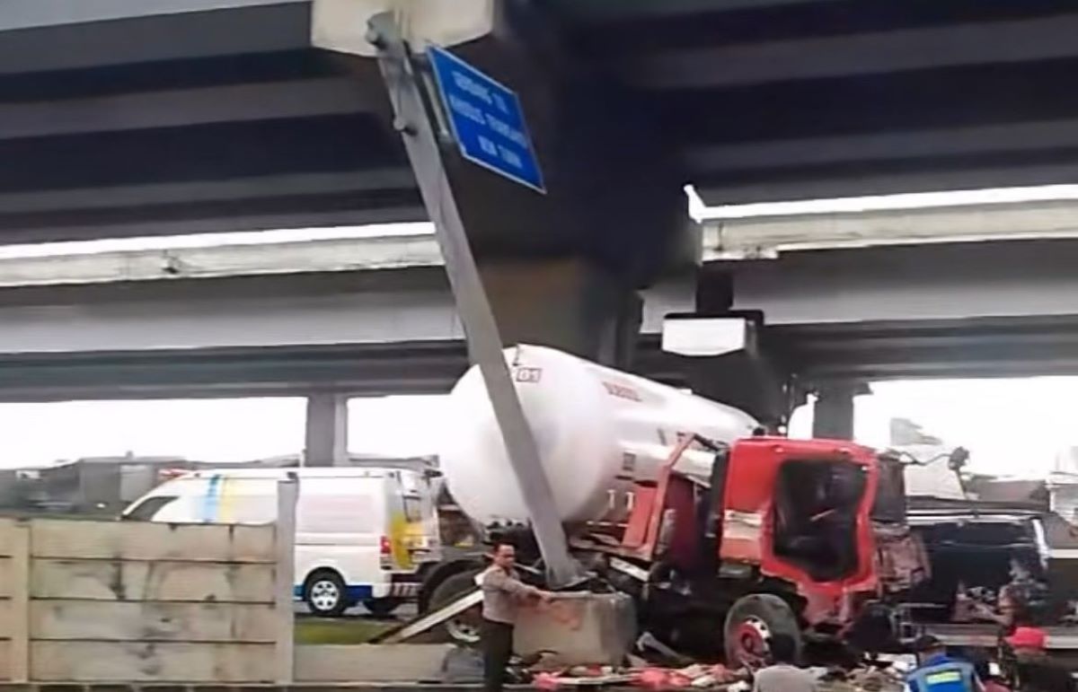 Diduga Selip, Truk Tangki Gas Elpiji Kecelakaan di Tol Cikunir