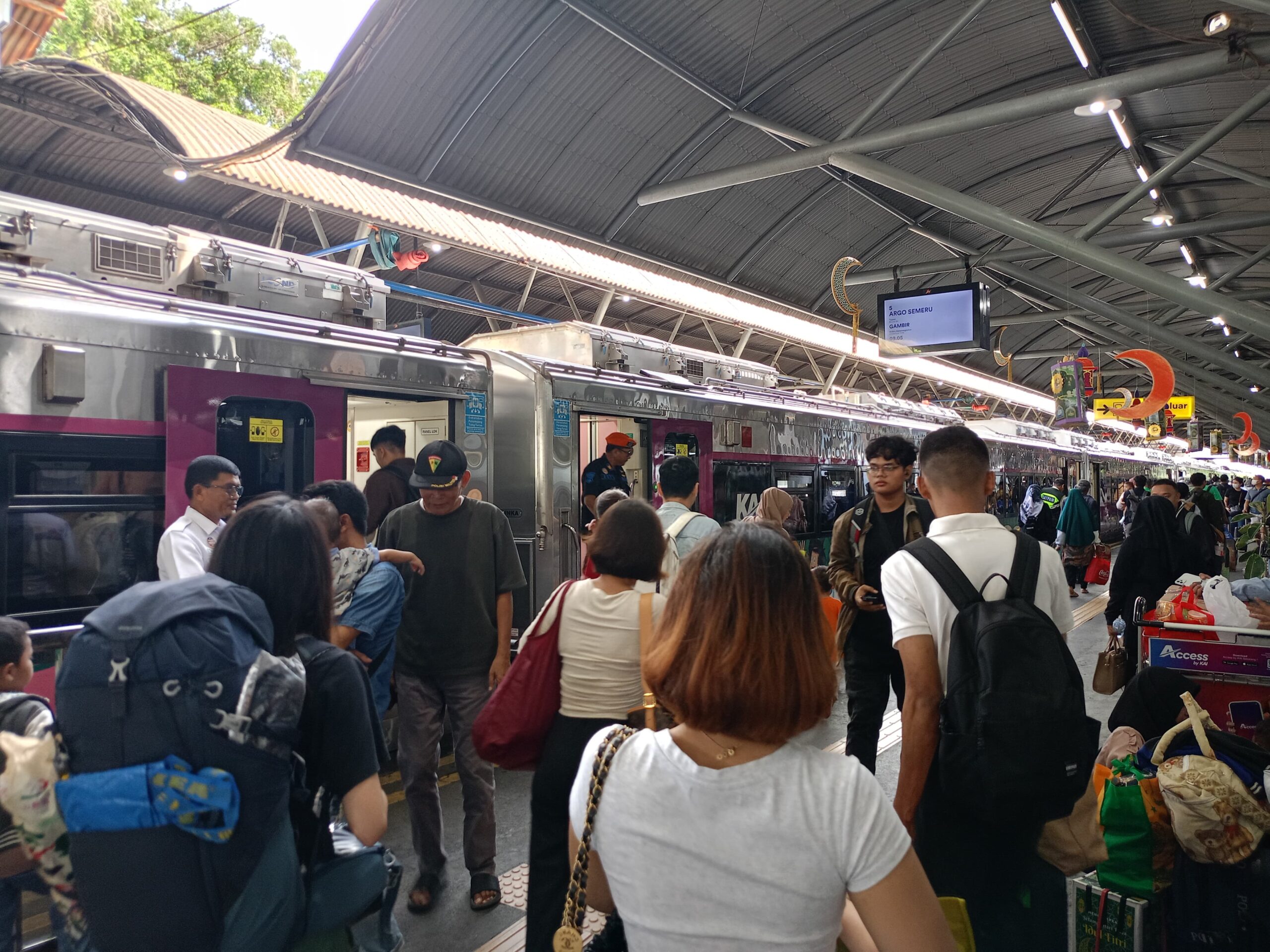 Dua Hari Lebaran, 75.483 Penumpang masih Padati Stasiun Daop 8 Surabaya
