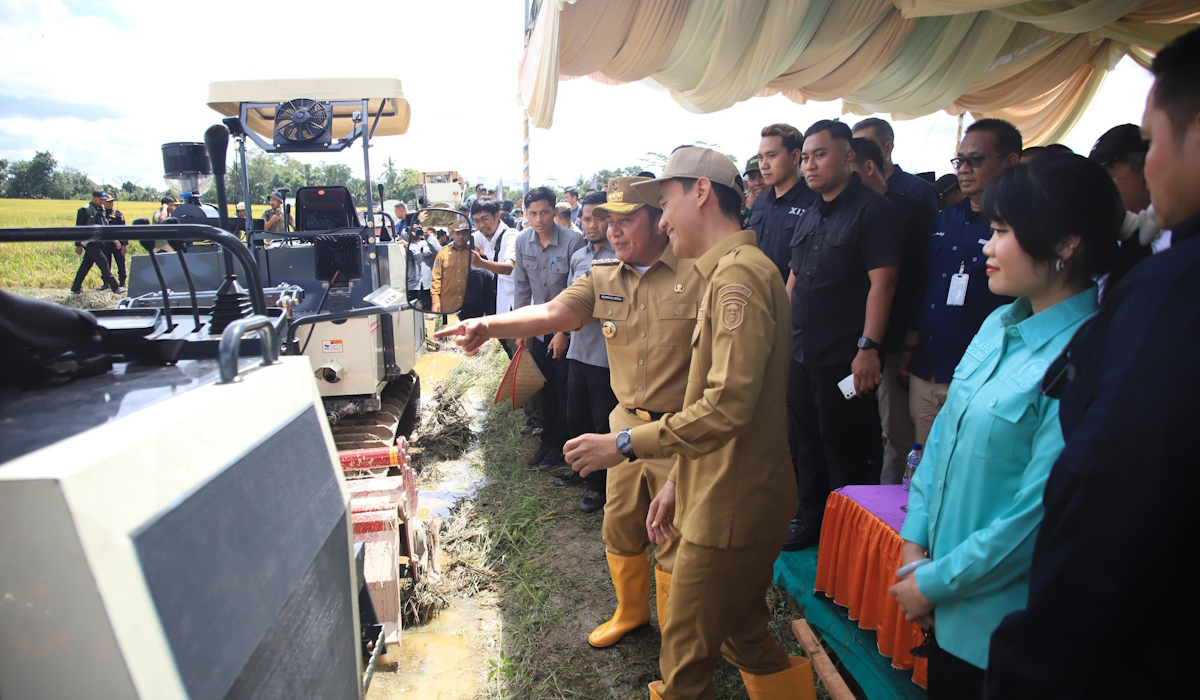 Gubernur Sumsel Salurkan Bantuan Rotator dan Benih kepada Kelompok Tani