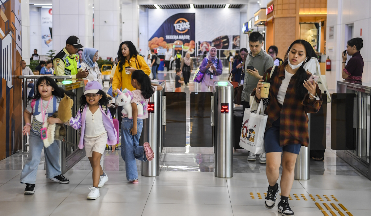 Hari Pertama Lebaran, Stasiun Whoosh Tetap Dipadati Penumpang