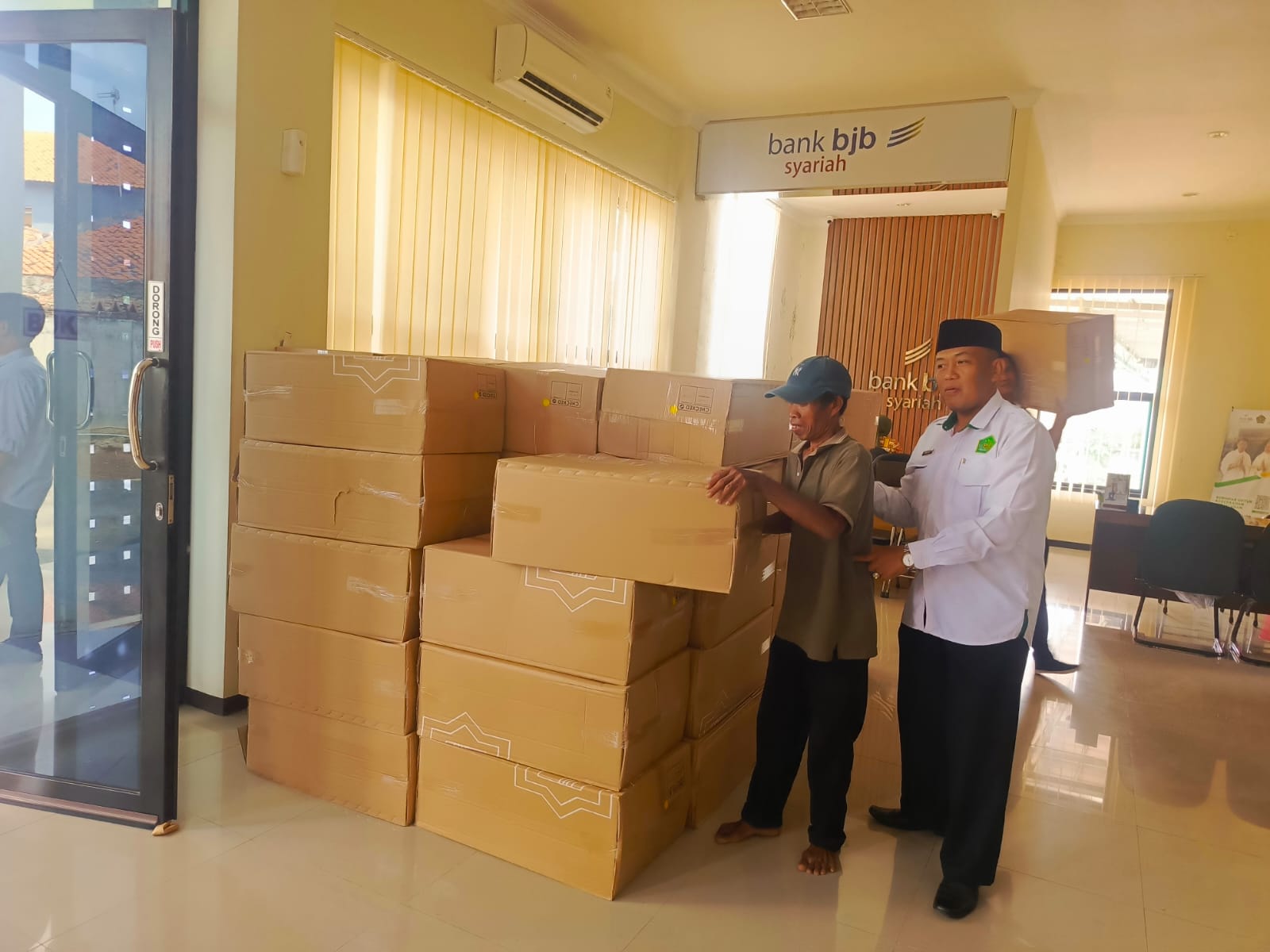 Kemenag Purwakarta Distribusikan 754 Koper kepada Calon Jemaah Haji.