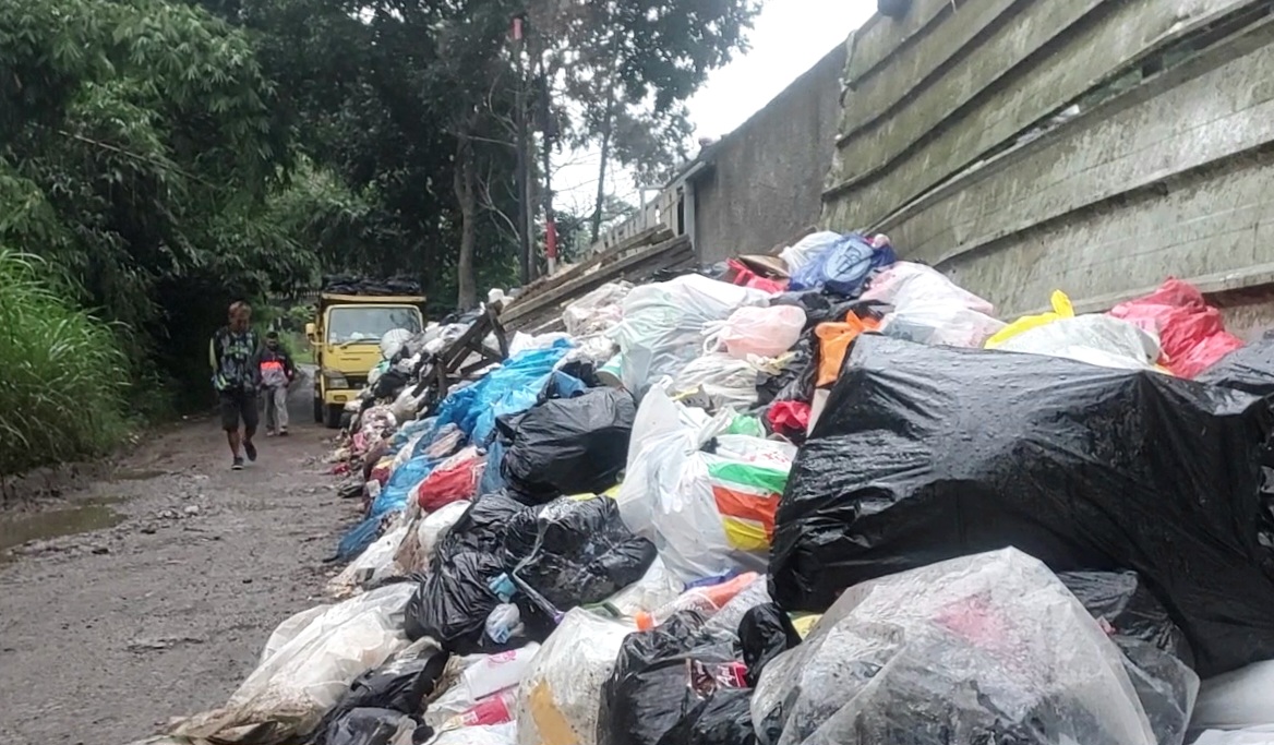 Libur Lebaran Usai, Sampah Menggunung di Lembang