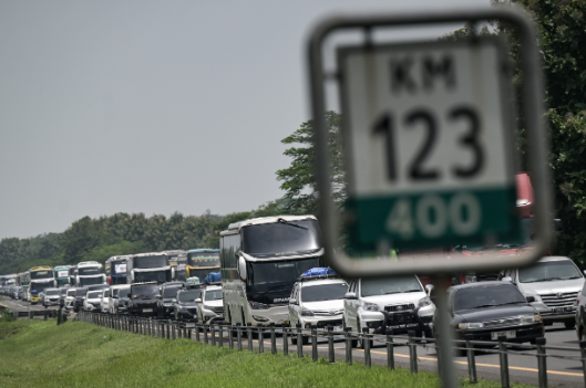 One Way Mulai DIterapkan di Tol Cipali untuk Antisipasi Puncak Arus Balik