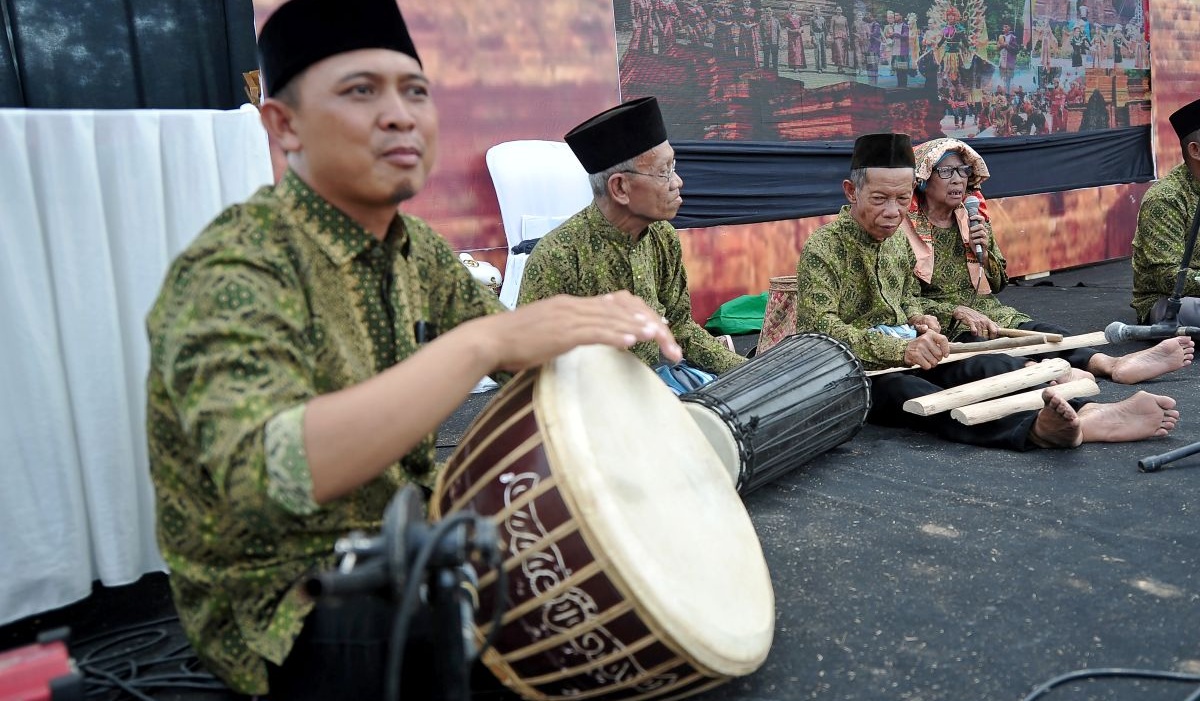 Pantun Teka-Teki Hiburan yang Mengasah Otak