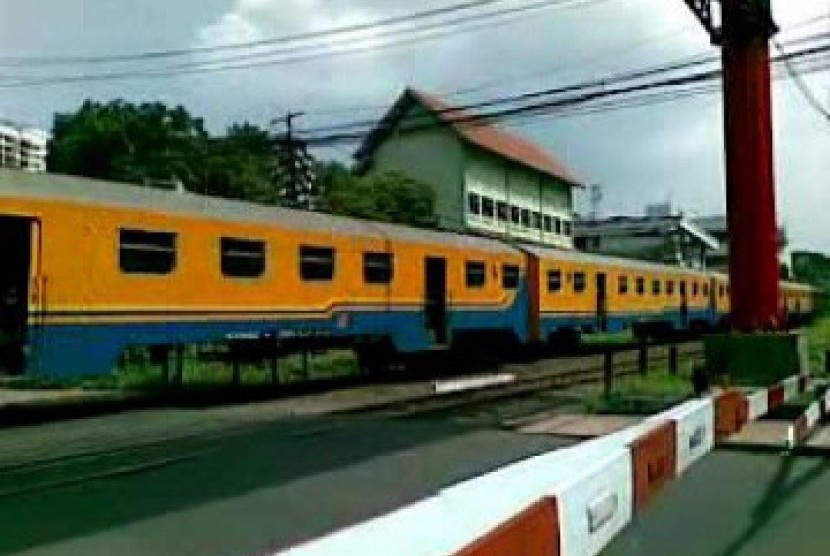 Pemudik Diminta Waspada Tertemper Kereta, Ada 53 Perlintasan KA di Cirebon tak Dijaga