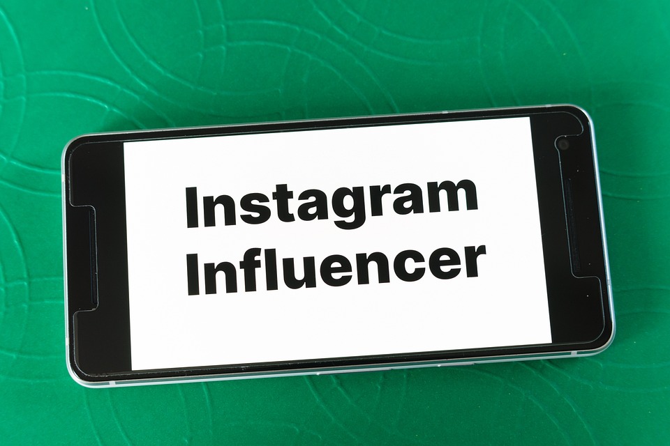 Pengaruh Sosial Media Influencer Terhadap Perilaku Konsumen di Era Digital