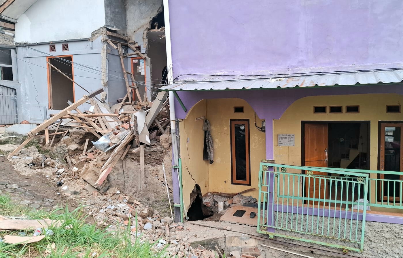 Pergerakan Tanah Merusak Rumah Warga Cimahi