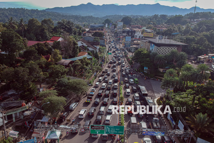 Polres Cianjur Berlakukan Sistem Satu Arah di Jalur Puncak-Cianjur Menuju Bogor