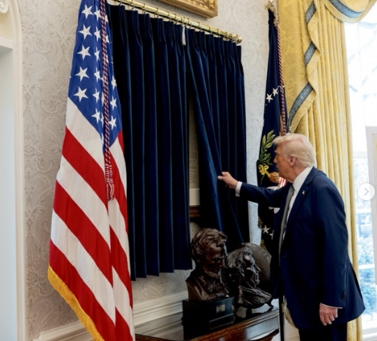 Trump Umumkan Tarif Universal dan Timbal Balik terhadap Mitra Dagang AS, Picu Perang Dagang