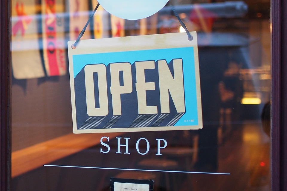 Untuk sukses dalam bisnis retail, ada beberapa strategi yang dapat dilakukan, antara lain: