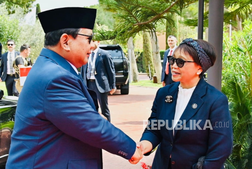 WNI Hingga Mantan Menlu Retno Sambut Kedatangan Prabowo di Antalya