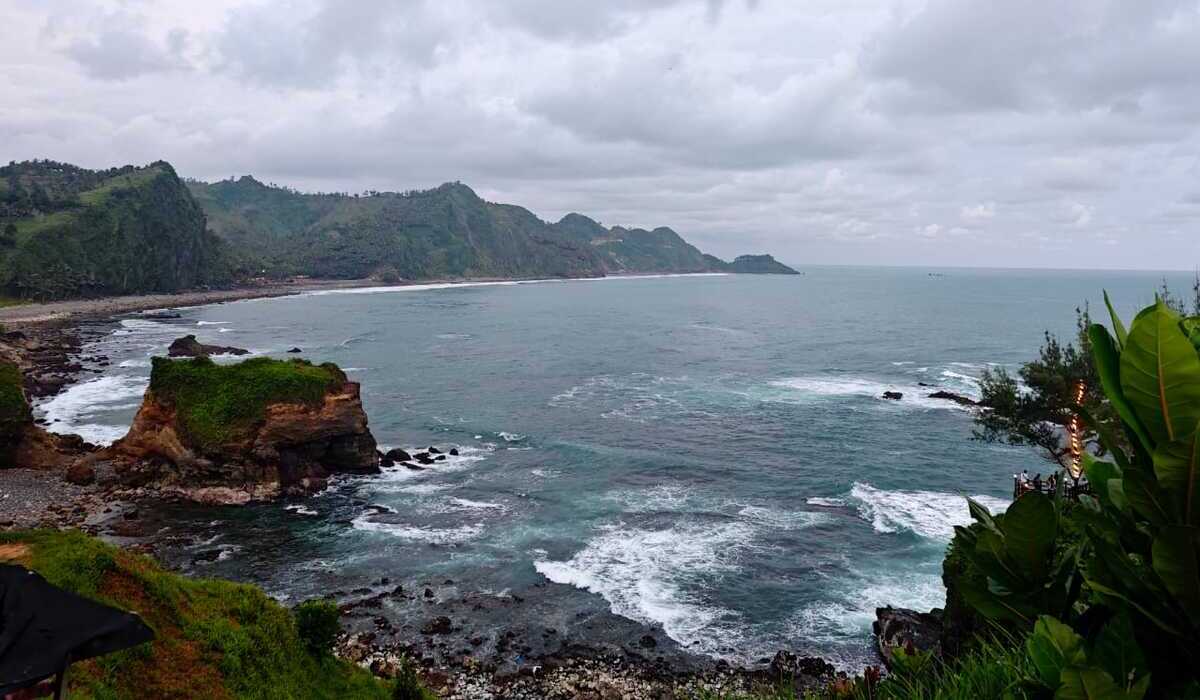 Wisatawan di Pantai Selatan Diimbau Waspadai Gelombang Pasang