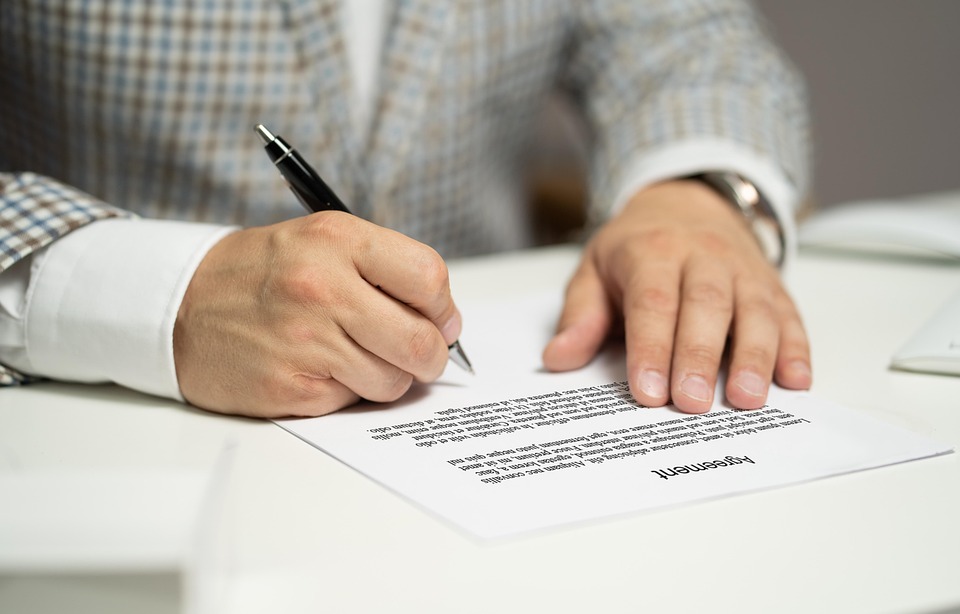 Implementasi Kontrak Pintar dalam Teknologi Blockchain di Indonesia