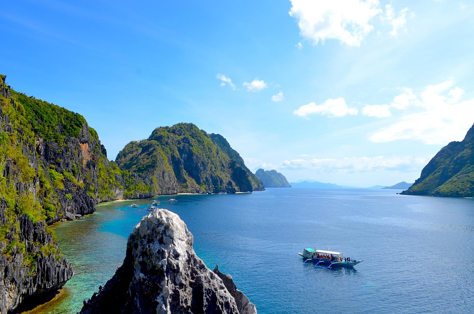 Petualangan Island Hopping Terbaik di Indonesia