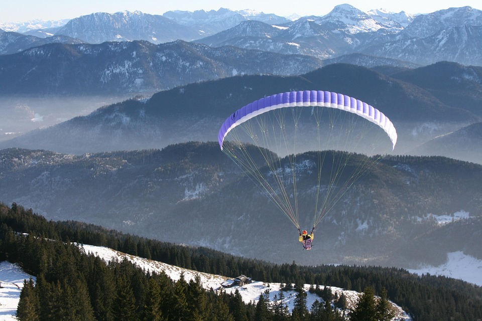 Tempat Terbaik untuk Paragliding di Indonesia