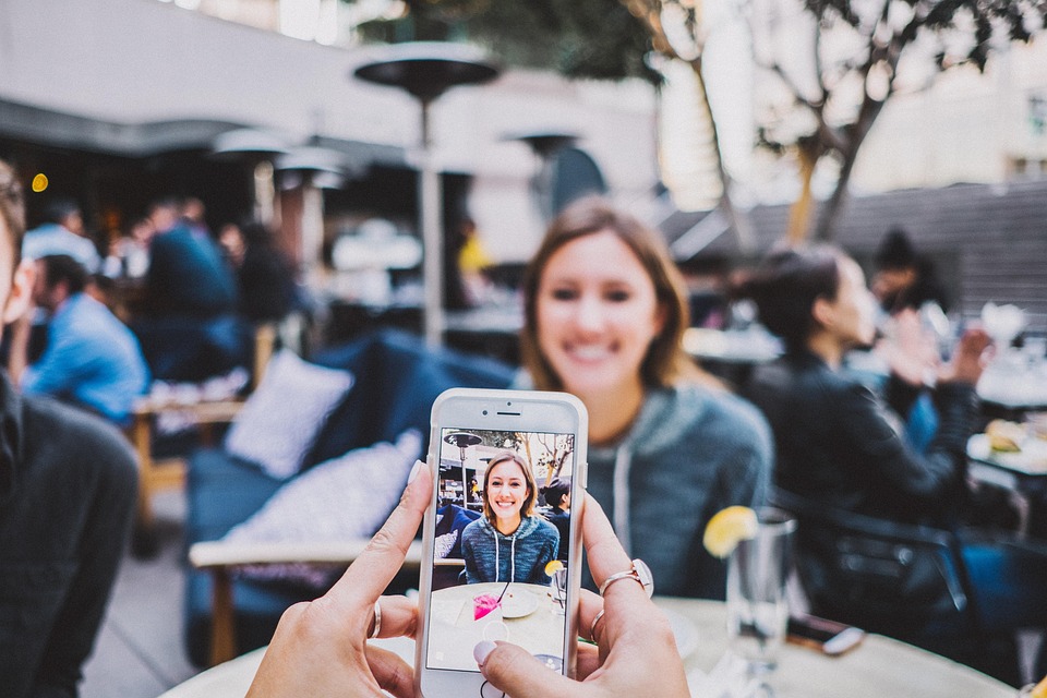 Integrasi Kamera Mobile: Mengoptimalkan Fotografi Digital di Ujung Jari Anda