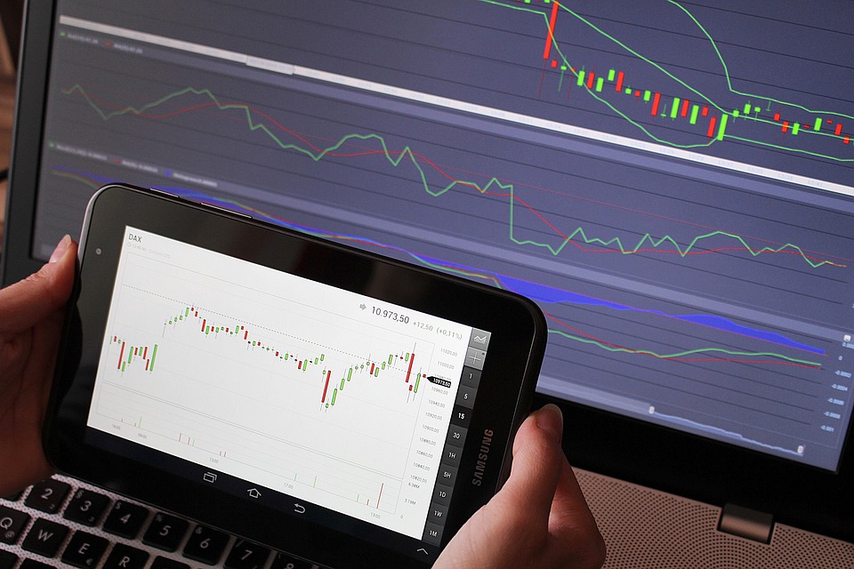 Perbedaan Trading Saham dan Investasi Jangka Panjang: Mana yang Lebih Menguntungkan?